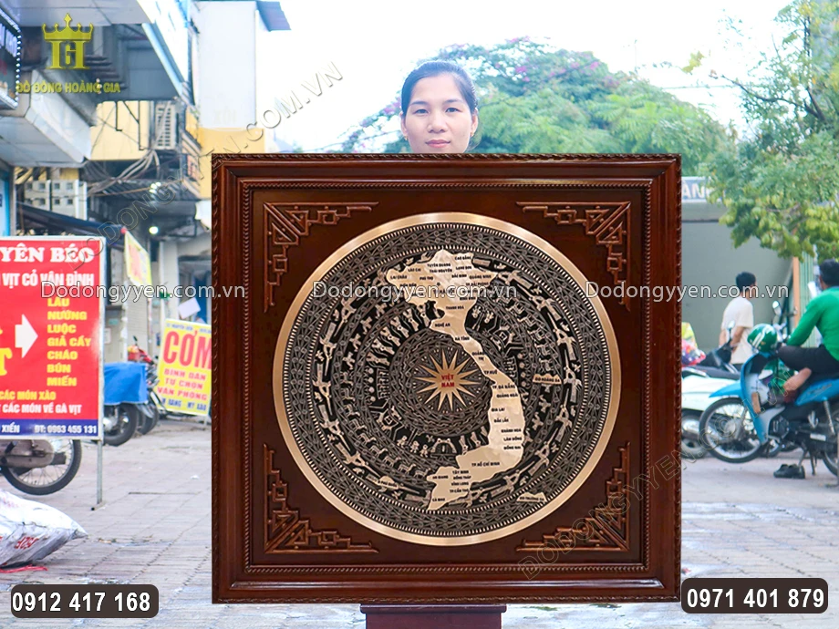 Khung tranh bằng gỗ gụ chắc chắn